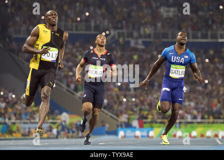 Medaglia d'oro della Giamaica Usain Bolt è in volo come egli conduce medaglia d'argento Justin Gatlin (USA) e Jimmy Vicaut (FRA) sulla linea del traguardo per vincere gli Uomini 100m Finale con un tempo di 9,81 allo Stadio Olimpico presso il Rio 2016 Olimpiadi di estate a Rio de Janeiro, Brasile, il 14 agosto 2016. Foto di Kevin Dietsch/UPI Foto Stock