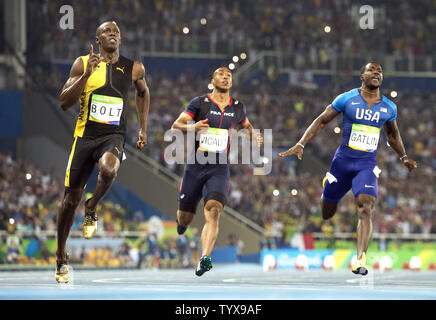 Medaglia d'oro della Giamaica Usain Bolt porta medaglia d'argento Justin Gatlin (USA) e Jimmy Vicaut (FRA) sulla linea del traguardo per vincere gli Uomini 100m Finale con un tempo di 9,81 allo Stadio Olimpico presso il Rio 2016 Olimpiadi di estate a Rio de Janeiro, Brasile, il 14 agosto 2016. Foto di Kevin Dietsch/UPI Foto Stock