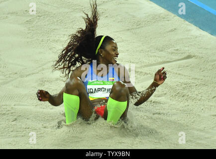 Caterine Ibarguen della Colombia compete in Donne Salto triplo al Rio 2016 Olimpiadi di estate a Rio de Janeiro, Brasile, 13 agosto 2016. Ibarguen è andato a vincere la medaglia d'oro. Foto di Kevin Dietsch/UPI Foto Stock