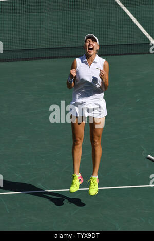 Elena Vesnina della Russia celebrare dopo aver sconfitto la Svizzera per vincere la medaglia d'oro nel doppio femminile all'Olympic Tennis Stadium presso il Rio 2016 Olimpiadi di estate a Rio de Janeiro, Brasile, il 14 agosto 2016. Foto di Richard Ellis/UPI.. Foto Stock