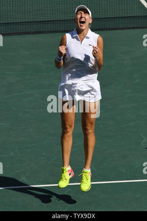 Elena Vesnina della Russia celebrare dopo aver sconfitto la Svizzera per vincere la medaglia d'oro nel doppio femminile all'Olympic Tennis Stadium presso il Rio 2016 Olimpiadi di estate a Rio de Janeiro, Brasile, il 14 agosto 2016. Foto di Richard Ellis/UPI.. Foto Stock