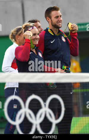 Bethanie Mattek-Sands e il suo partner Jack calza degli Stati Uniti tenere le loro medaglie seguendo il loro doppi misti medaglia d oro vincere contro Venus Williams e Rajeev Ram degli Stati Uniti presso il Rio 2016 Olimpiadi di estate a Rio de Janeiro, Brasile, il 14 agosto 2016. Foto di Richard Ellis/UPI.. Foto Stock