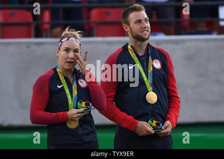 Bethanie Mattek-Sands asciuga una lacrima come stand ella con il suo partner Jack calza degli Stati Uniti sul podio a seguito della loro doppi misti medaglia d oro vincere contro Venus Williams e Rajeev Ram degli Stati Uniti presso il Rio 2016 Olimpiadi di estate a Rio de Janeiro, Brasile, il 14 agosto 2016. Foto di Richard Ellis/UPI.. Foto Stock