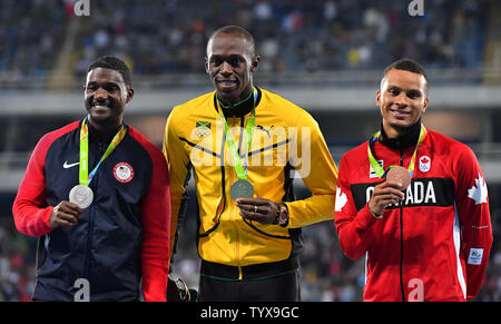 Medaglia di argento Justin Gatlin (USA), medaglia d'oro Usain Bolt (JAM), e medaglia di bronzo Andre De Grasse (CAN) durante gli Uomini 100m vittoria cerimonia allo Stadio Olimpico presso il Rio 2016 Olimpiadi di estate a Rio de Janeiro, Brasile, il 15 agosto 2016. Foto di Kevin Dietsch/UPI Foto Stock