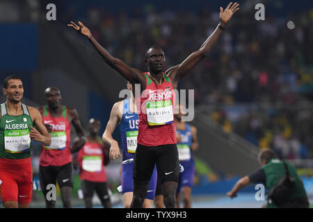 David Lekuta Rudisha del Kenya vince il Uomini 800m allo Stadio Olimpico presso il Rio 2016 Olimpiadi di estate a Rio de Janeiro, Brasile, il 15 agosto 2016. Foto di Richard Ellis/UPI Foto Stock