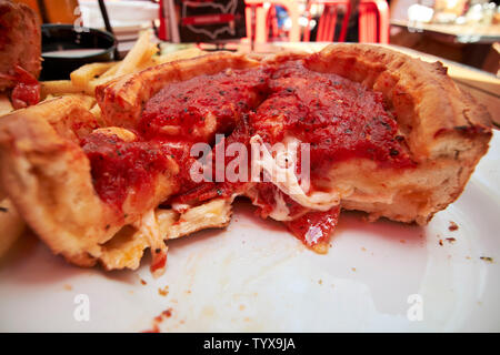 Giordanos famoso stile di Chicago farcite deep dish salsiccia per pizza pizza per una Chicago IL USA Foto Stock