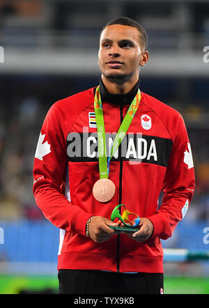 Medaglia di Bronzo Andre De Grasse (CAN) celebra durante gli Uomini 100m vittoria cerimonia allo Stadio Olimpico presso il Rio 2016 Olimpiadi di estate a Rio de Janeiro, Brasile, il 15 agosto 2016. Foto di Kevin Dietsch/UPI Foto Stock