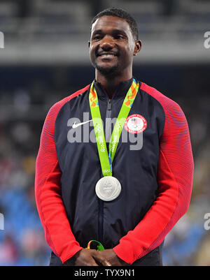 Medaglia di argento Justin Gatlin (USA) durante gli Uomini 100m vittoria cerimonia allo Stadio Olimpico presso il Rio 2016 Olimpiadi di estate a Rio de Janeiro, Brasile, il 15 agosto 2016. Foto di Kevin Dietsch/UPI Foto Stock