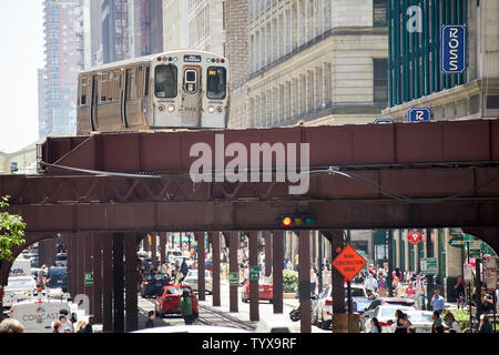 Chicago L treno in giro per il loop in downtown Chicago Chicago IL USA Foto Stock