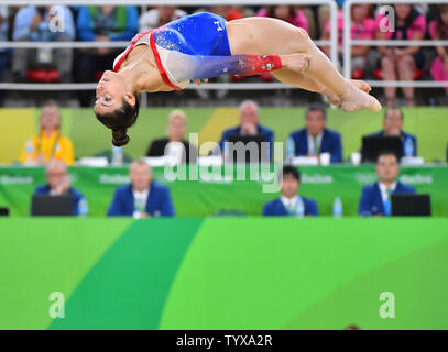 Aly Raisman del Stati Uniti compete e vince la medaglia d argento nel pavimento esercitare all'Olympic Arena del Rio 2016 Olimpiadi di estate a Rio de Janeiro, Brasile, 16 agosto 2016. Foto di Kevin Dietsch/UPI Foto Stock