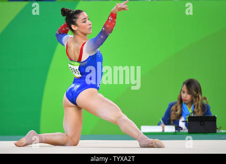 Aly Raisman del Stati Uniti compete e vince la medaglia d argento nel pavimento esercitare all'Olympic Arena del Rio 2016 Olimpiadi di estate a Rio de Janeiro, Brasile, 16 agosto 2016. Foto di Kevin Dietsch/UPI Foto Stock