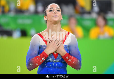 Aly Raisman del Stati Uniti reagisce dopo lei compete e vince la medaglia d argento nel pavimento esercitare all'Olympic Arena del Rio 2016 Olimpiadi di estate a Rio de Janeiro, Brasile, 16 agosto 2016. Foto di Kevin Dietsch/UPI Foto Stock