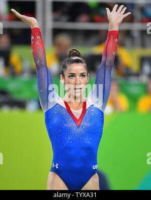 Aly Raisman del Stati Uniti reagisce dopo lei compete e vince la medaglia d argento nel pavimento esercitare all'Olympic Arena del Rio 2016 Olimpiadi di estate a Rio de Janeiro, Brasile, 16 agosto 2016. Foto di Kevin Dietsch/UPI Foto Stock