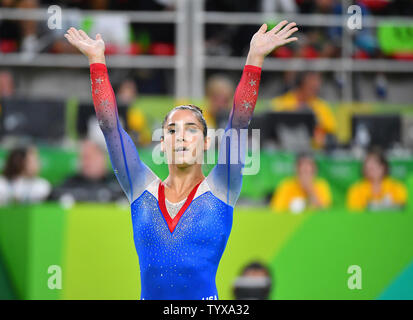 Aly Raisman del Stati Uniti reagisce dopo lei compete e vince la medaglia d argento nel pavimento esercitare all'Olympic Arena del Rio 2016 Olimpiadi di estate a Rio de Janeiro, Brasile, 16 agosto 2016. Foto di Kevin Dietsch/UPI Foto Stock