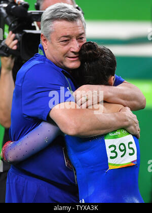 Aly Raisman e coach Mihai Brestyan degli Stati Uniti abbracciare dopo vince la medaglia d argento nel pavimento esercitare all'Olympic Arena del Rio 2016 Olimpiadi di estate a Rio de Janeiro, Brasile, 16 agosto 2016. Foto di Kevin Dietsch/UPI Foto Stock