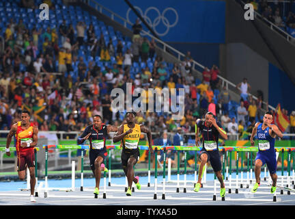 Omar Mcleod della Giamaica compete e vince la medaglia d'oro in Uomini 110m Hurdles Finale allo Stadio Olimpico presso il Rio 2016 Olimpiadi di estate a Rio de Janeiro, Brasile, il 16 agosto 2016. Foto di Terry Schmitt/UPI Foto Stock