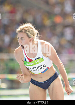 Isabelle Pedersen di Norvegia celebra dopo le qualifiche per le semifinali in donne 100m Ostacoli Round 1 - Calore 3 allo stadio Olimpico presso il Rio 2016 Olimpiadi di estate a Rio de Janeiro, Brasile, il 16 agosto 2016. Pedersen è terzo in calore con un tempo di 12,86. Foto di Richard Ellis/UPI Foto Stock