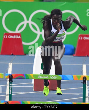 Anne Zagre del Belgio compete in donne 100m Ostacoli semifinali presso lo Stadio Olimpico al Rio 2016 Olimpiadi di estate a Rio de Janeiro, Brasile, il 17 agosto 2016. Foto di Kevin Dietsch/UPI Foto Stock