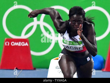 Anne Zagre del Belgio compete in donne 100m Ostacoli semifinali presso lo Stadio Olimpico al Rio 2016 Olimpiadi di estate a Rio de Janeiro, Brasile, il 17 agosto 2016. Foto di Kevin Dietsch/UPI Foto Stock