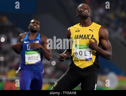 Usain Bolt della Giamaica reagisce dopo la concorrenza negli uomini 200m semifinali presso lo Stadio Olimpico al Rio 2016 Olimpiadi di estate a Rio de Janeiro, Brasile, il 17 agosto 2016. Foto di Terry Schmitt/UPI Foto Stock