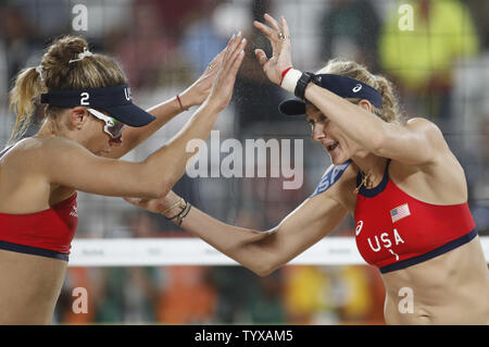 Erri Walsh Jennings e Aprile Ross degli Stati Uniti celebrare dopo un punto presso il beach volley femminile medaglia di bronzo match contro Larissa Franca Maestrini e Talita Rocha del Brasile presso il beach volley Arena presso il Rio 2016 Olimpiadi di estate a Rio de Janeiro, Brasile, il 17 agosto 2016. Foto di Matteo Healey/UPI Foto Stock