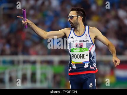 Martyn Rooney di Gran Bretagna compete nel round uno degli Uomini Staffetta 4 x 400m allo Stadio Olimpico presso il Rio 2016 Olimpiadi di estate a Rio de Janeiro, Brasile, il 19 agosto 2016. Foto di Kevin Dietsch/UPI Foto Stock