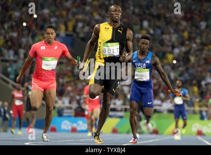 Usain Bolt della Giamaica compete in Uomini Staffetta 4 x 100m Finale allo Stadio Olimpico presso il Rio 2016 Olimpiadi di estate a Rio de Janeiro, Brasile, il 19 agosto 2016. La vite completa la olympic 'Triple-Triple' con la Giamaica nella vittoria in 4x100m. Foto di Kevin Dietsch/UPI Foto Stock