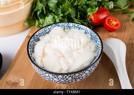 Tofu brain un famoso e tradizionale snack, noto anche come tofu fiore, fiore di fagiolo misto, secondo i gusti locali, vi è una distinzione tra dolce e salato. Foto Stock