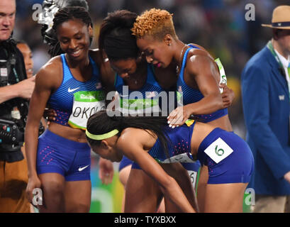 Natasha Hastings, Phyllis Francesco, Allyson Felix e Courtney Okolo degli Stati Uniti reagiscono dopo aver vinto la medaglia d'oro nel femminile 4 x 400 relè misuratore allo Stadio Olimpico presso il Rio 2016 Olimpiadi di estate a Rio de Janeiro, Brasile, il 20 agosto 2016. Foto di Kevin Dietsch/UPI Foto Stock