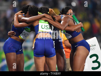 Natasha Hastings, Phyllis Francesco, Allyson Felix e Courtney Okolo degli Stati Uniti reagiscono dopo aver vinto la medaglia d'oro nel femminile 4 x 400 relè misuratore allo Stadio Olimpico presso il Rio 2016 Olimpiadi di estate a Rio de Janeiro, Brasile, il 20 agosto 2016. Foto di Kevin Dietsch/UPI Foto Stock