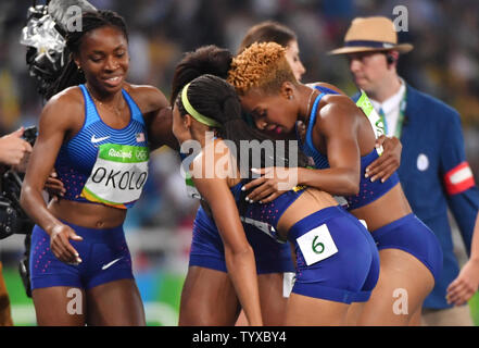 Natasha Hastings, Phyllis Francesco, Allyson Felix e Courtney Okolo degli Stati Uniti reagiscono dopo aver vinto la medaglia d'oro nel femminile 4 x 400 relè misuratore allo Stadio Olimpico presso il Rio 2016 Olimpiadi di estate a Rio de Janeiro, Brasile, il 20 agosto 2016. Foto di Kevin Dietsch/UPI Foto Stock