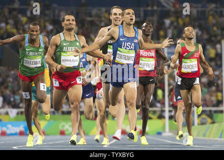 Medaglia d'oro Matthew Centrowitz degli Stati Uniti celebra dopo aver attraversato la linea del traguardo in primo luogo negli uomini 1500 metro finale allo Stadio Olimpico presso il Rio 2016 Olimpiadi di estate a Rio de Janeiro, Brasile, il 20 agosto 2016. Foto di Kevin Dietsch/UPI Foto Stock