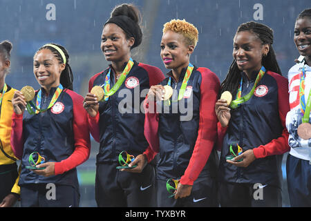 Natasha Hastings, Phyllis Francesco, Allyson Felix e Courtney Okolo degli Stati Uniti celebrare dopo aver vinto la medaglia d'oro nel femminile 4 x 400 relè misuratore allo Stadio Olimpico presso il Rio 2016 Olimpiadi di estate a Rio de Janeiro, Brasile, il 20 agosto 2016. Foto di Richard Ellis/UPI Foto Stock