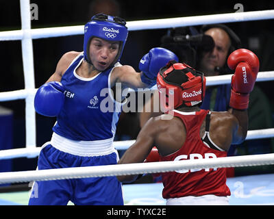 In Francia la Sarah Ourahmoune (L) in azione contro la Gran Bretagna Nicola Adams durante le donne del peso mosca bout presso il Rio 2016 Olimpiadi di estate a Rio de Janeiro, Brasile, 20 agosto 2016. Adams ha sconfitto Ourahmoune per vincere la medaglia d'oro. Foto di Mike Theiler/UPI Foto Stock