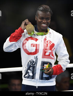 Gran Bretagna Nicola Adams mantiene la sua medaglia d'oro per la sconfitta della Francia Ourahmoune Sarah in donne Peso mosca bout presso il Rio 2016 Olimpiadi di estate a Rio de Janeiro, Brasile, 20 agosto 2016. Ourahmoune ha vinto la medaglia d'argento. Foto di Mike Theiler/UPI Foto Stock