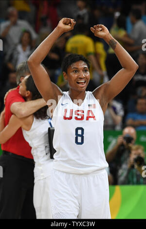 Angel Mccoughtry (8) degli Stati Uniti celebra momenti dopo aver vinto le donne del basket medaglia d'oro in gioco il Carioca Arena 1 presso il Rio 2016 Olimpiadi di estate a Rio de Janeiro, Brasile, il 20 agosto 2016. Gli Stati Uniti ha battuto la Spagna per l'oro 101-72 . Foto di Richard Ellis/UPI Foto Stock