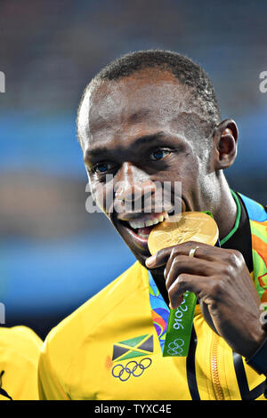 Usain Bolt della Giamaica pone con la sua medaglia d'oro durante la cerimonia per la uomini 4x100m relè presso il Rio 2016 Olimpiadi di estate a Rio de Janeiro, Brasile, il 20 agosto 2016. Foto di Richard Ellis/UPI Foto Stock