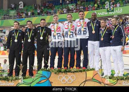 I membri di uomini della squadra di ciclismo da Gran Bretagna festeggiare sul podio dopo aver vinto la medaglia d'oro in uomini della scuderia sprint finale al Rio velodromo olimpico durante le 2016 Olimpiadi di estate a Rio de Janeiro, Brasile, il 11 agosto 2016. Nuova Zelanda, sinistra, ha vinto la medaglia d'argento e la Francia il bronzo, a destra. Foto di Richard Ellis/UPI Foto Stock