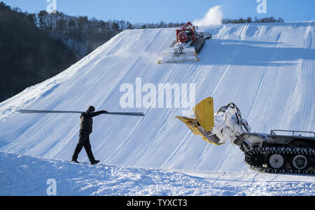 Lavoratori preparare il corso di Slopestyle al Phoenix Snow Park come Final fervono i preparativi per il 2018 Pyeongchang Olimpiadi invernali di Pyeongchang, in Corea del Sud il 5 febbraio 2018. I Giochi Olimpici cerimonia di inaugurazione si terrà questo Venerdì 9 febbraio. Foto di Kevin Dietsch/UPI Foto Stock