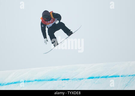 Finlandia Peetu Piiroinen compete in prima esecuzione del primo calore degli uomini slopestyle evento sul primo giorno del 2018 Pyeongchang Olimpiadi invernali a Phoenix Snow Park a Pyeongchang, Corea del Sud, il 10 febbraio 2018. Piiroinen posto 8 in calore e non ha potuto qualificarsi per la finale. Foto di Matteo Healey/UPI Foto Stock