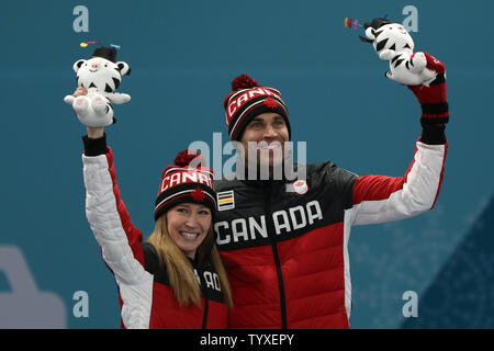 Kaitlyn Lawes (L) e John Morris del Canada celebrare con l'inverno Mascotte olimpica 'Soohorang' durante la cerimonia dei vincitori dopo aver vinto la medaglia d'oro doppi misti partita contro la Svizzera a Gangneung Centro di Curling in Gangneung, la Corea del Sud durante il 2018 Pyeongchang Olimpiadi invernali il 13 febbraio 2018. Il Canada ha vinto 10-3. Foto di Andrew Wong/UPI Foto Stock