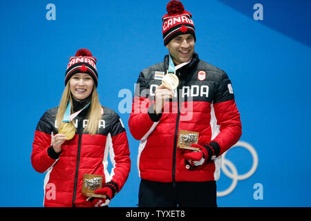 Il Curling doppio misto medaglia d oro vincitori Kaitlyn Lawes e John Morris del Canada festeggiare sul podio in occasione della cerimonia di medaglie per il 2018 Pyeongchang Olimpiadi invernali a Pyeongchang medals plaza in Pyeongchang, Corea del Sud, il 14 febbraio 2018. Foto di Matteo Healey/UPI Foto Stock