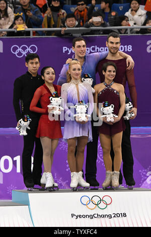 Medalists in coppie di Pattinaggio di figura il pattinaggio gratuito evento pongono sul podio durante la cerimonia di premiazione presso il Pyeongchang 2018 Olimpiadi invernali, a Gangneung Ice Arena in Gangneung, Corea del Sud, il 15 febbraio 2018. Da sinistra a destra sono argento medalists Wenjing Sui e Cong Han della Cina, gold medalists Aljona Savchenko e Bruno Massot di Germania e bronzo medalists Meagan Duhamel e Eric Radford del Canada. Foto di Richard Ellis/UPI Foto Stock