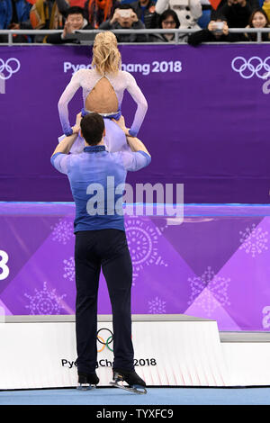 Gold medalists Bruno Massot solleva il suo partner Aljona Savchenko alla vittoria podio durante la cerimonia di premiazione in coppie di Pattinaggio di figura il pattinaggio gratuito al Pyeongchang 2018 Olimpiadi invernali, in Gangneung, Corea del Sud, il 15 febbraio 2018. Foto di Richard Ellis/UPI Foto Stock