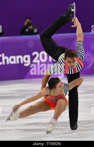 Anna Duskova e Martin Bidar della Repubblica ceca competere in coppie di Pattinaggio di figura il pattinaggio gratuito programma durante il Pyeongchang 2018 Olimpiadi invernali, a Gangneung Ice Arena in Gangneung, Corea del Sud, il 15 febbraio 2018. Foto di Richard Ellis/UPI Foto Stock