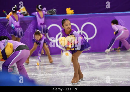 Le ragazze di pattino prelevare le dozzine di doni gettare dai fan di skater giapponese Yuzuru Hanyu seguendo il suo quasi perfetta in uomini di pattinaggio singolo breve programma durante il Pyeongchang 2018 Olimpiadi invernali, a Gangneung Ice Arena in Gangneung, Corea del Sud, il 16 febbraio 2018. Hanyu terminato il giorno uno degli uomini del caso in primo luogo. Foto di Richard Ellis/UPI Foto Stock