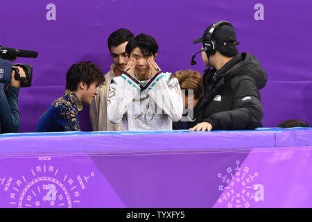 Medaglia d'oro Yuzuru Hanyu del Giappone, salviettine lacrime prima della cerimonia di premiazione per gli uomini del pattinaggio singolo breve programma durante il Pyeongchang 2018 Olimpiadi invernali, a Gangneung Ice Arena in Gangneung, Corea del Sud, il 17 febbraio 2018. Foto di Richard Ellis/UPI Foto Stock