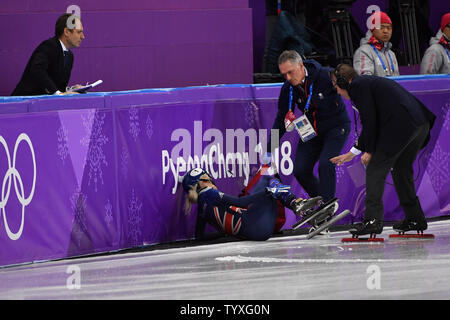 Via funzionari eseguire per controllare numero uno al mondo Elise Christie della Gran Bretagna dopo che aveva colpito il ghiaccio sulla curva finale dei quarti di finale nel Signore 1500m Short Track pattinaggio di velocità finale durante il Pyeongchang 2018 Olimpiadi invernali, a Gangneung Ice Arena in Gangneung, Corea del Sud, il 17 febbraio 2018. Foto di Richard Ellis/UPI Foto Stock