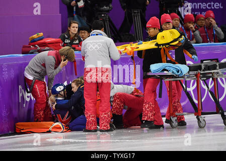 Via squadre mediche controllare numero uno al mondo Elise Christie della Gran Bretagna dopo che aveva colpito il ghiaccio sulla curva finale dei quarti di finale nel Signore 1500m Short Track pattinaggio di velocità finale durante il Pyeongchang 2018 Olimpiadi invernali, a Gangneung Ice Arena in Gangneung, Corea del Sud, il 17 febbraio 2018. Foto di Richard Ellis/UPI Foto Stock