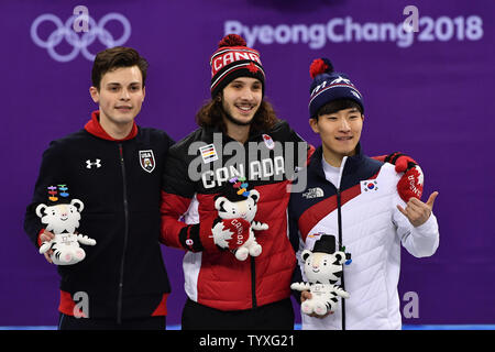 Medaglia d'oro Samuel Girard di Canada, centro, pone con medaglia d'argento John-Henry Krueger degli USA e medaglia di bronzo Seo Yira della Corea del Sud, a destra, durante la cerimonia di consegna del premio per gli Uomini 1000m Short Track pattinaggio di velocità finale durante il Pyeongchang 2018 Olimpiadi invernali, a Gangneung Ice Arena in Gangneung, Corea del Sud, il 17 febbraio 2018. Foto di Richard Ellis/UPI Foto Stock